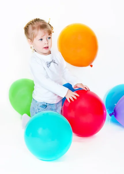 Das Mädchen fängt Ballon — Stockfoto