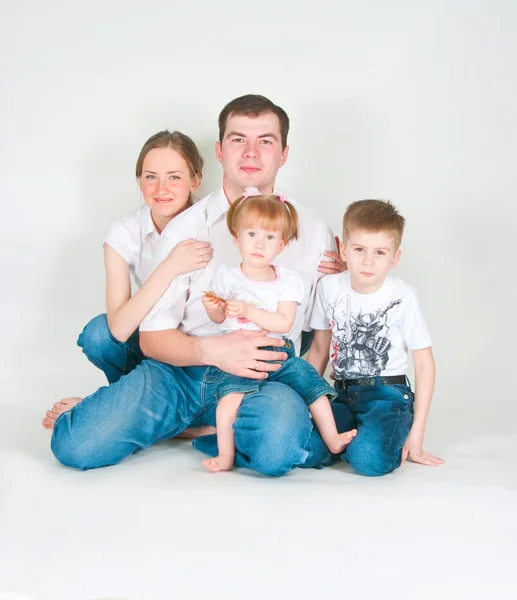 Onnellinen perhe — kuvapankkivalokuva