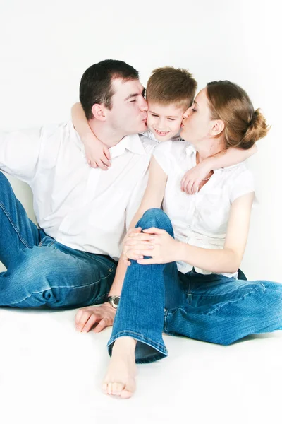 Eltern küssen den Sohn — Stockfoto
