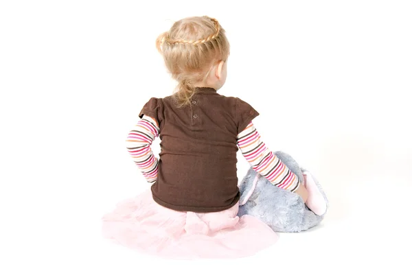 Het kleine meisje en speelgoed konijn — Stockfoto