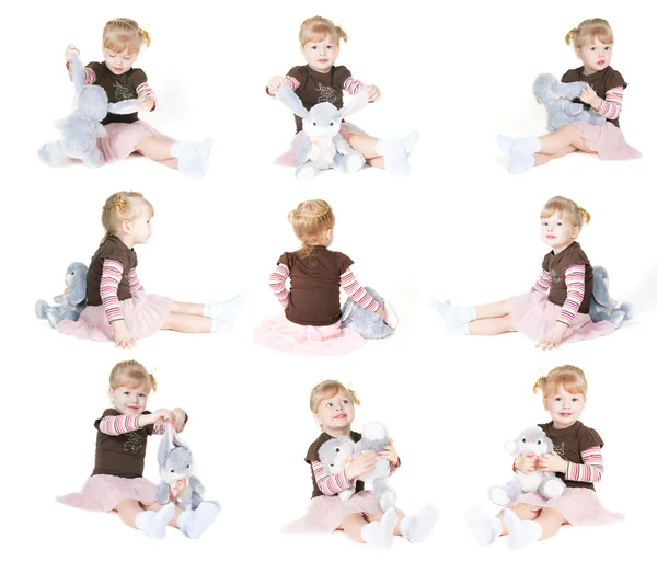 小さな女の子とおもちゃのウサギ — ストック写真