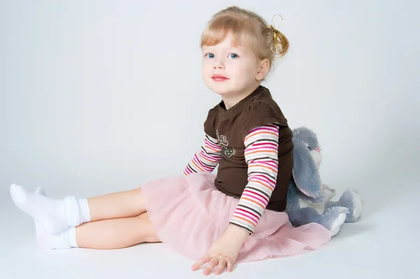 小さな女の子とおもちゃのウサギ — ストック写真