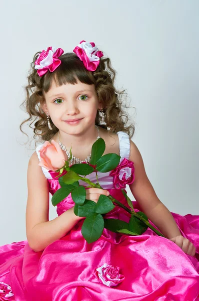 中玫瑰的美丽连衣裙的女孩 — 图库照片