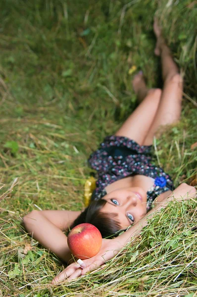Het meisje op hooi — Stockfoto