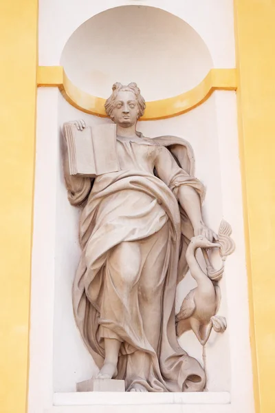 Statue sur la façade du palais Wilanow — Photo
