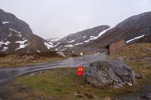 在恶劣天气中的挪威路 — 图库照片