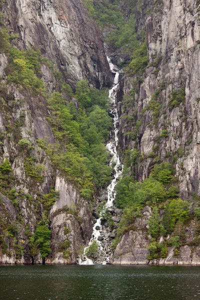 Vodopád na břehu fjordu lysefjorden v Norsku — Stock fotografie