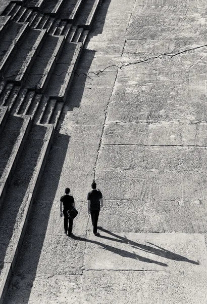 Twee jonge man lopen samen — Stockfoto