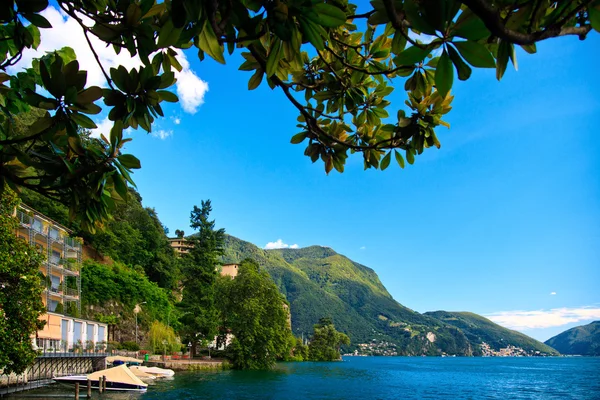 Lugano cidade deitada no lago Lugano — Fotografia de Stock