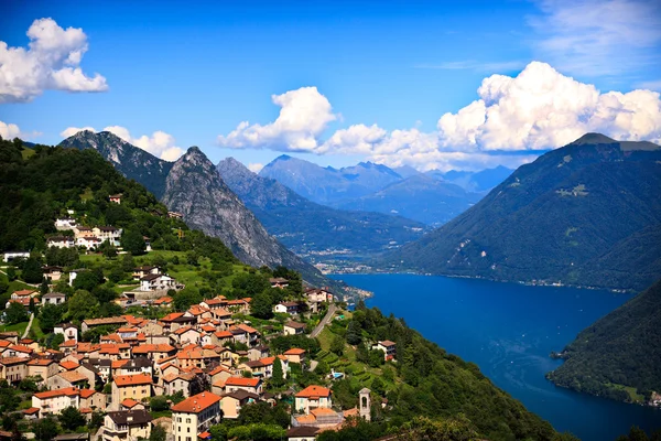 Lugano şehir lake lugano üzerinde yalan — Stok fotoğraf