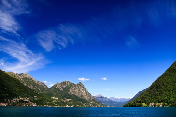 Lugano staden liggande på sjön lugano — Stockfoto