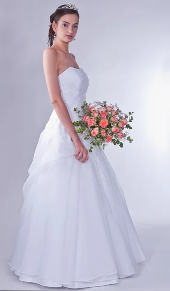 Frauen im Hochzeitskleid — Stockfoto