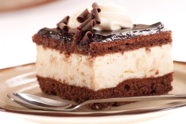 一块巧克力奶油蛋糕 — 图库照片