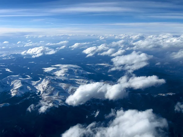 Azuurblauwe blauwe hemel met wolken boven berglandschap — Stockfoto