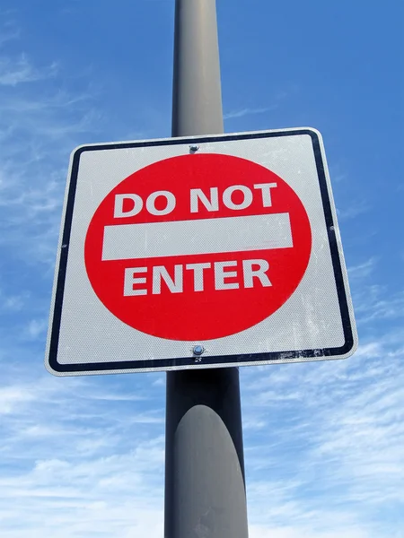 Не входить дорожный знак над голубым небом, транспорт . — стоковое фото