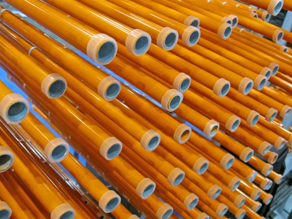 Montón de tubo amarillo abstracto, detalles de la industria —  Fotos de Stock