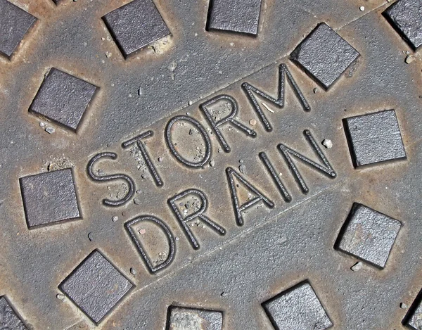 Água da chuva, detalhes de construção de metal de rua — Fotografia de Stock