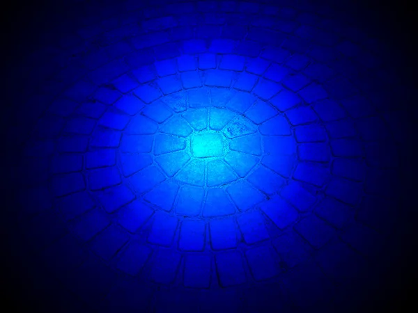 Iluminación mágica en edificio de piedra redonda, detalles de la industria . — Foto de Stock