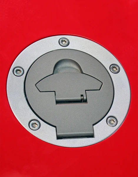 Stříbrný kulatý kovový předmět na červené, průmysl detaily — Stock fotografie