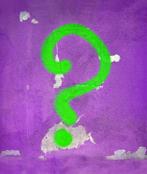 Зеленый знак вопроса на стене, винтажные детали — стоковое фото