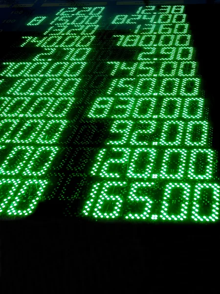 Números de oferta de acciones, tipo de cambio de dinero, panel led verde . — Foto de Stock
