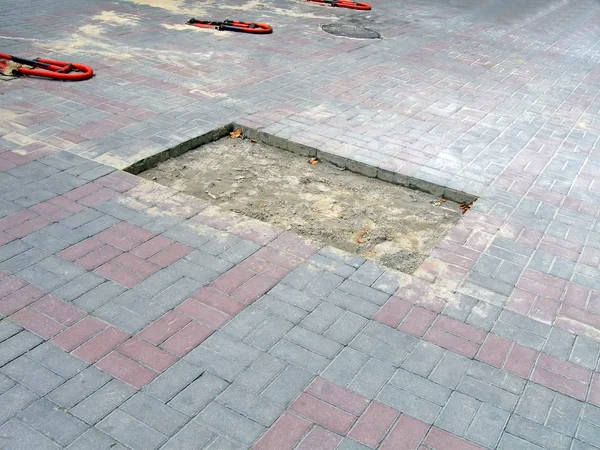 Strada in mattoni danneggiati, dettagli di costruzione . — Foto Stock