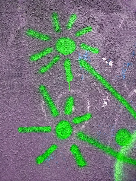 Abstrakte grüne Blumen auf Asphalt, Details der Graffiti-Malerei. — Stockfoto