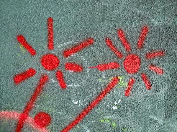 Abstrakte rote Blumen auf Asphalt, Details der Graffiti-Malerei. — Stockfoto