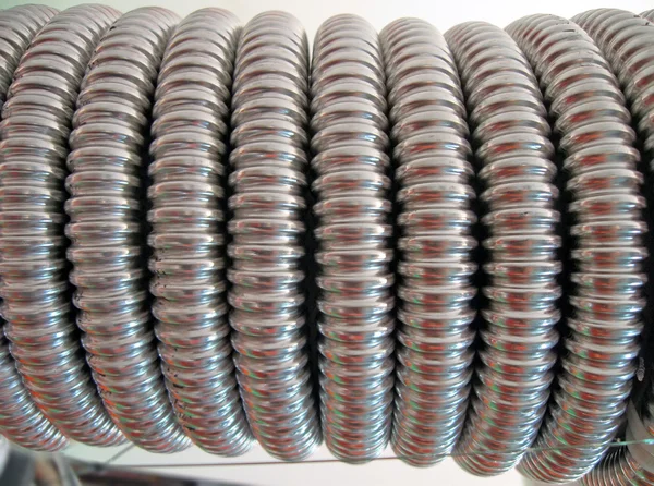 Tas de tubes métalliques argentés abstraits, détails de l'industrie . — Photo