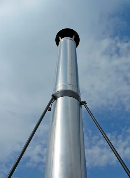 Pilono de metal alto en el cielo azul, detalles del medio ambiente . —  Fotos de Stock
