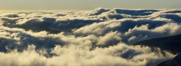 Clouds in mountains — Stock Photo, Image