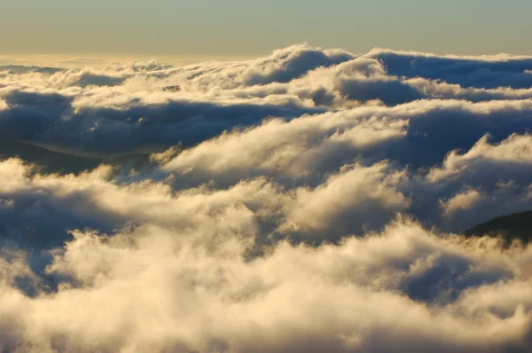 Clouds in mountains — Stock Photo, Image