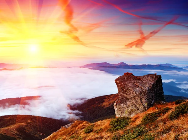 Landschaft mit Morgengrauen in den Bergen — Stockfoto
