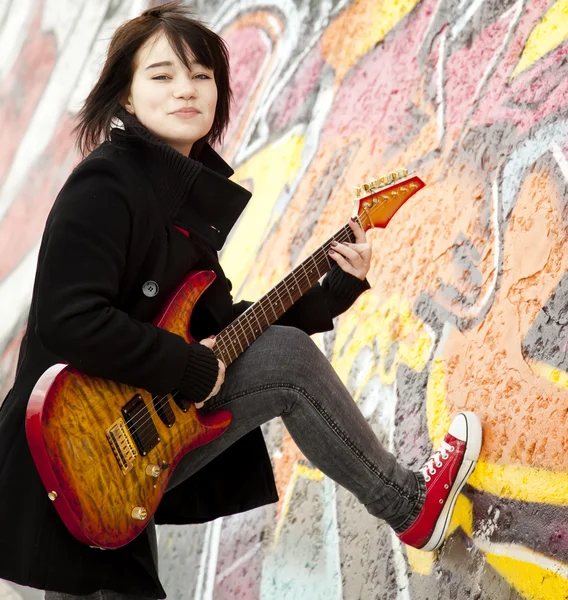 Style brunette girl with guitar. — Stock Photo, Image