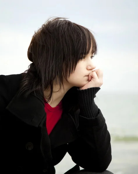 Porträt eines Teenie-Mädchens im Freien. — Stockfoto