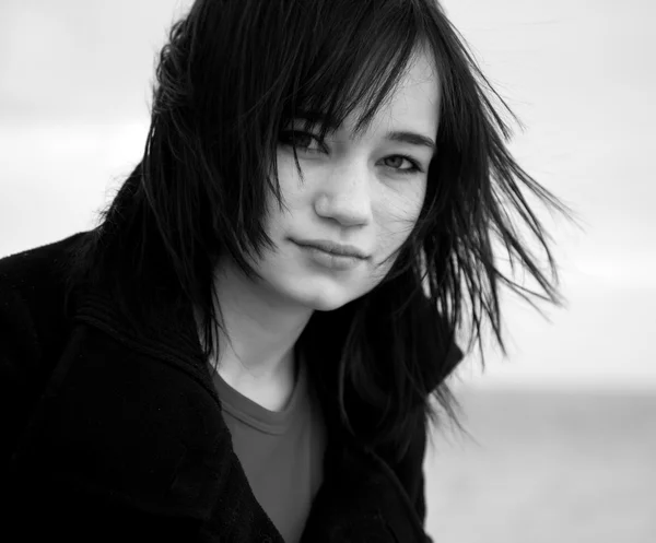 Portrét dospívající dívky na venkovní. Foto v černé a bílé stylu — Stock fotografie