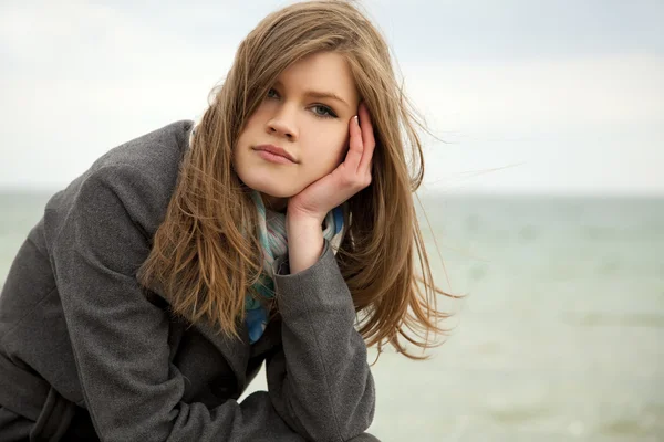 Porträtt av vacker tonåring flicka på utomhus. — Stockfoto