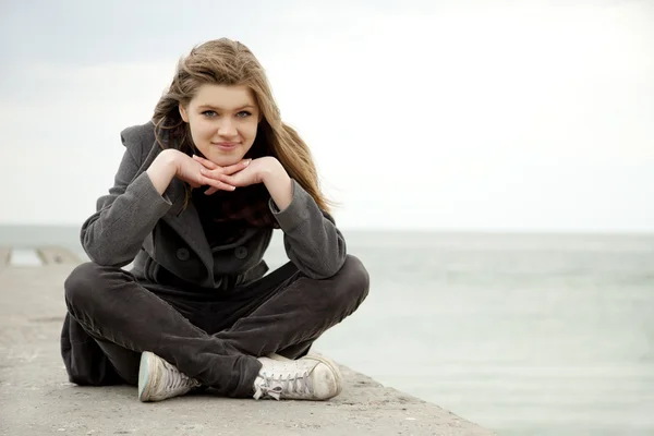 Retrato de bela menina adolescente ao ar livre . — Fotografia de Stock