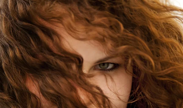 Primo piano vista negli occhi della ragazza dai capelli rossi ricci . — Foto Stock