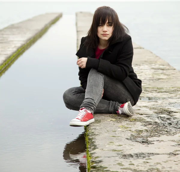 Young teen girl at outdoor near water. — Stock Photo, Image