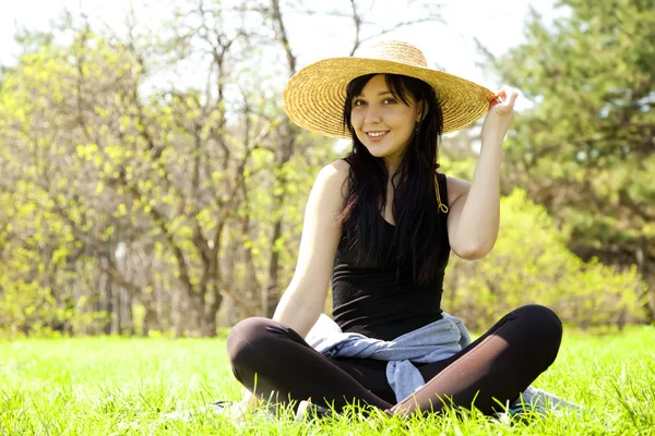 Bella ragazza bruna in cappello al parco . — Foto Stock