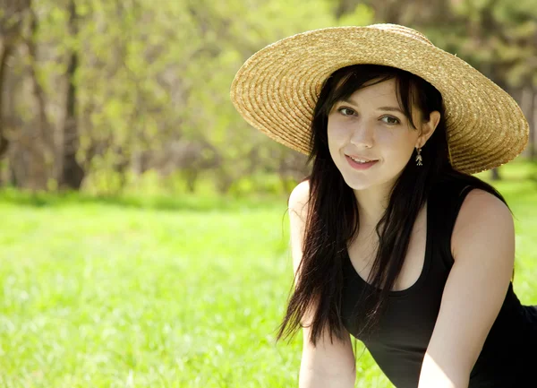 Menina morena bonita em chapéu no parque . — Fotografia de Stock