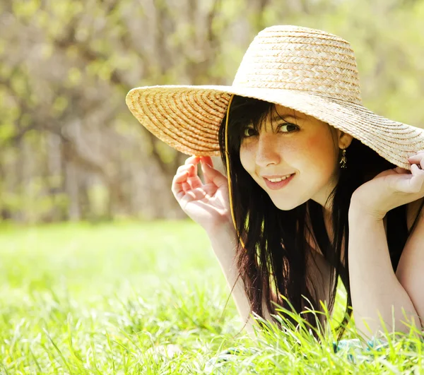 Beautiful brunette girl in hat at the park. — Stock Photo, Image
