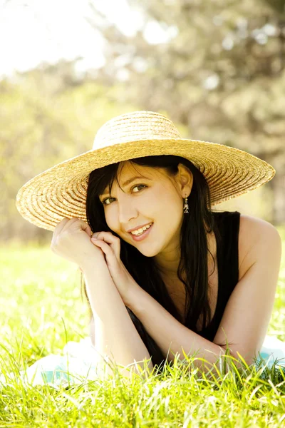 Hermosa chica morena en sombrero en el parque . — Foto de Stock