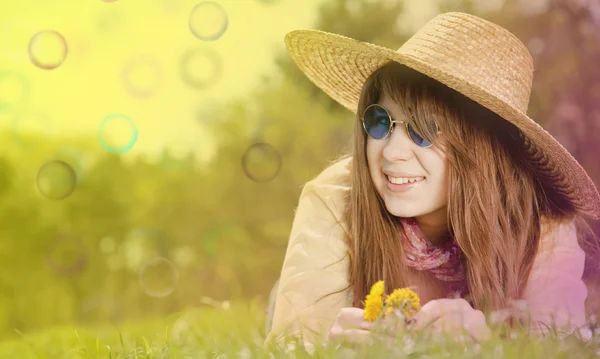 Piękna brunetka dziewczyna w kapeluszu w parku. zdjęcie w multicolor — Zdjęcie stockowe