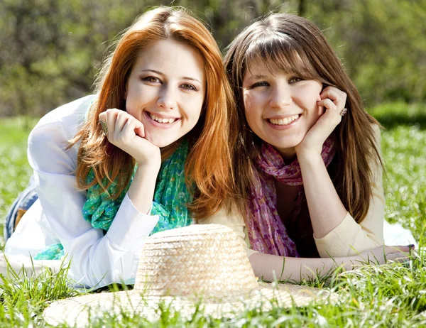 Девушки на зеленой траве в парке . — стоковое фото