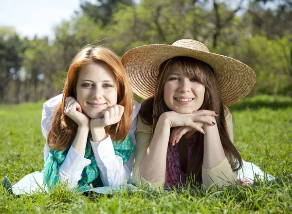 Girlfriends at green grass in the park. — Stock Photo, Image