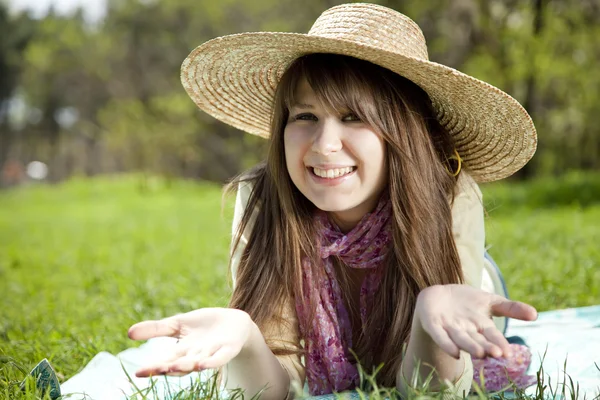 공원에서 모자에 있는 아름 다운 갈색 머리 소녀. — 스톡 사진