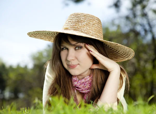 Krásná brunetka v klobouku v parku. — Stock fotografie
