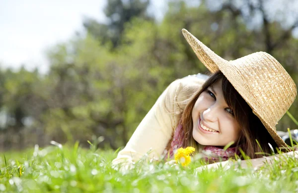 Mooie brunette meisje in hat op het park. — Stockfoto